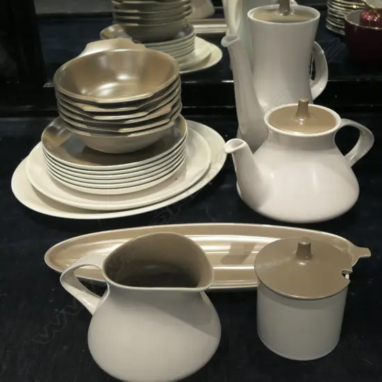 POOLE 19 PC INCLUDING TEA AND COFFEE POT