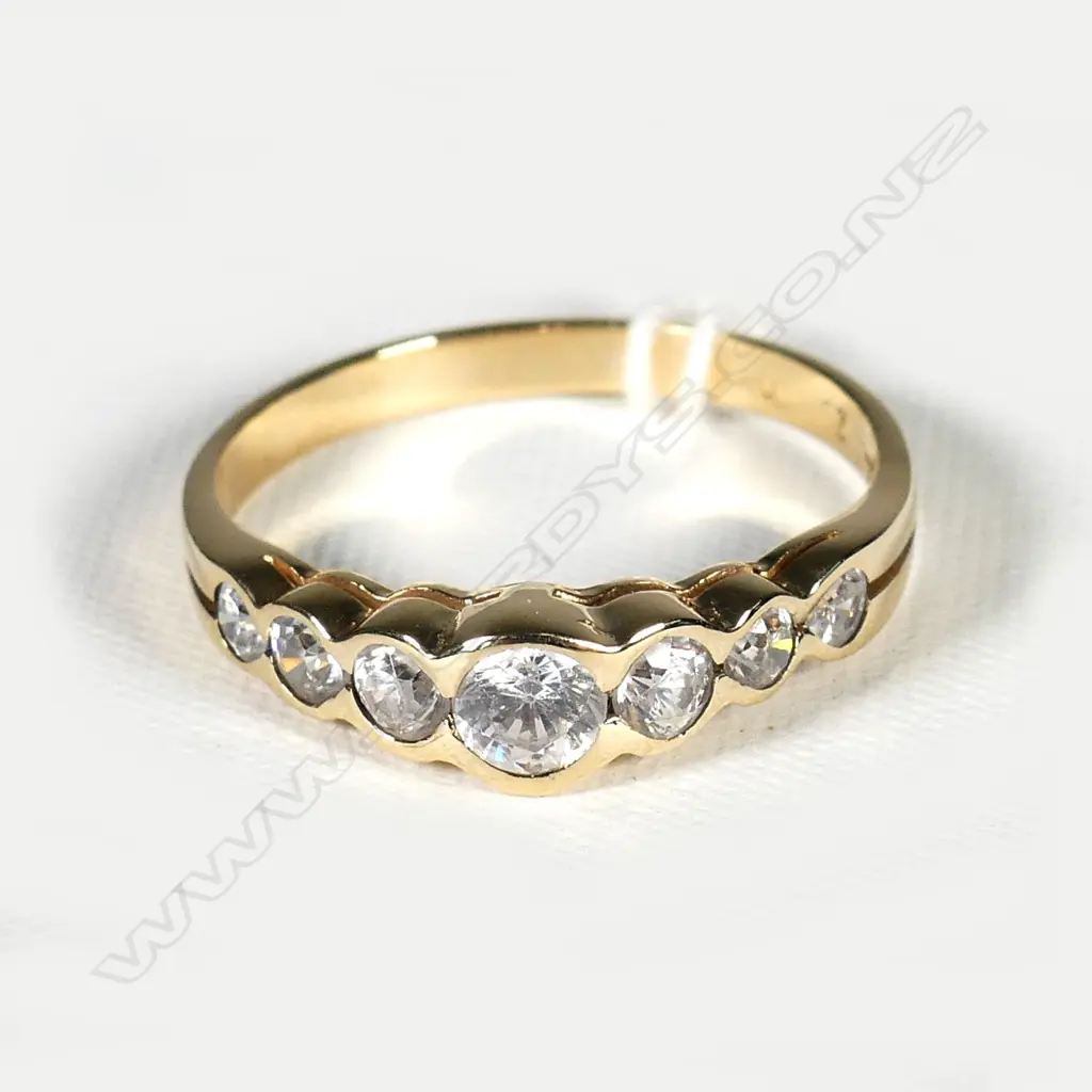 9CT GOLD SEVEN STONE CZ RING Image 1++