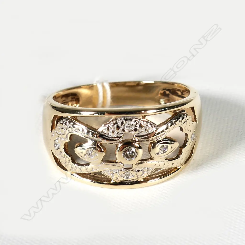 9CT GOLD DIAMOND BAND Image 1++