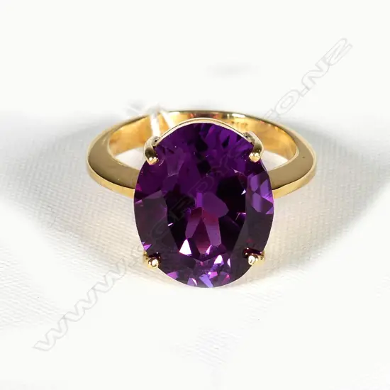 18CT GOLD AND AMETHYST RING