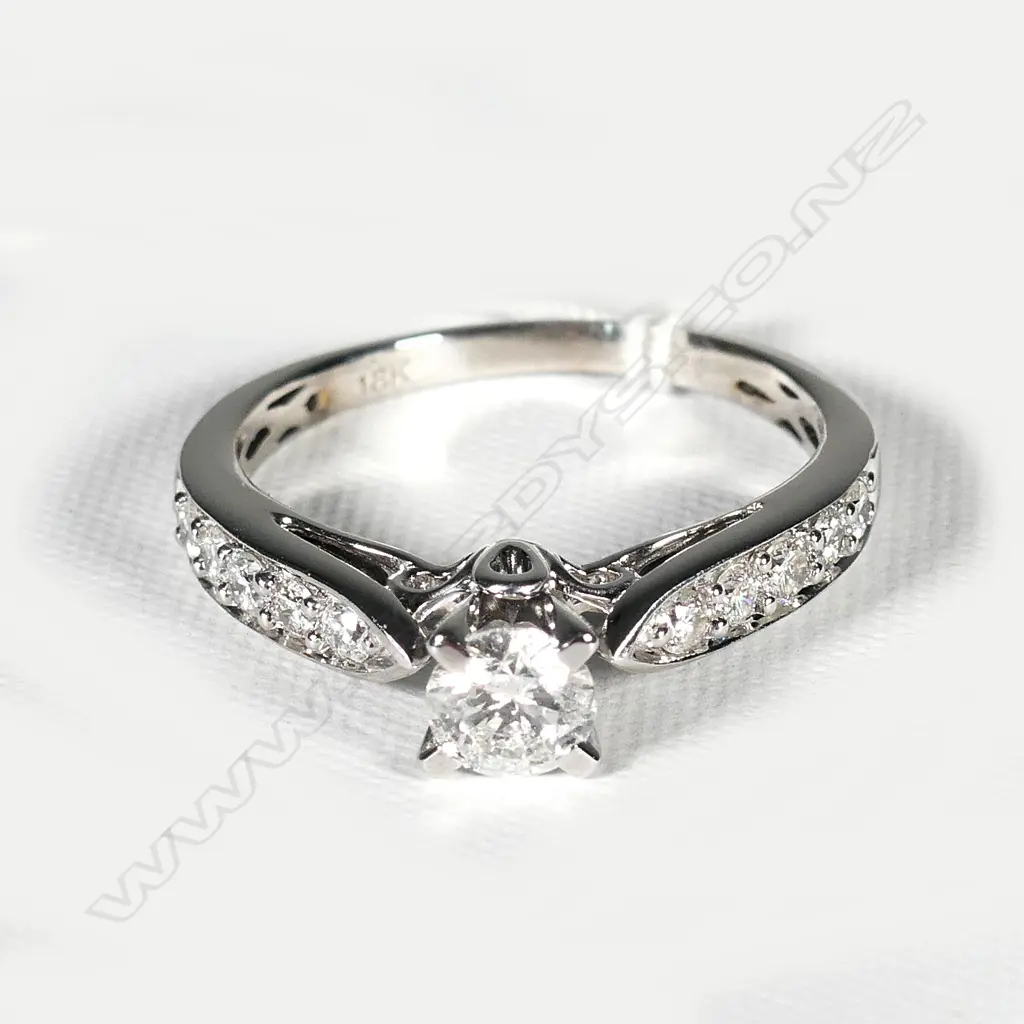 18CT WHITE GOLD AND DIAMOND RING (VAL) Image 1++