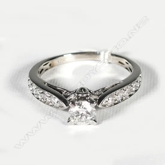 18CT WHITE GOLD AND DIAMOND RING (VAL)
