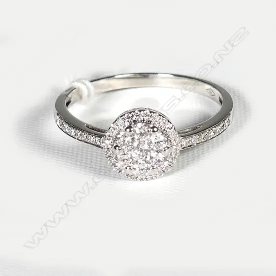 18CT WHITE GOLD AND DIAMOND CLUSTER RING (VAL)