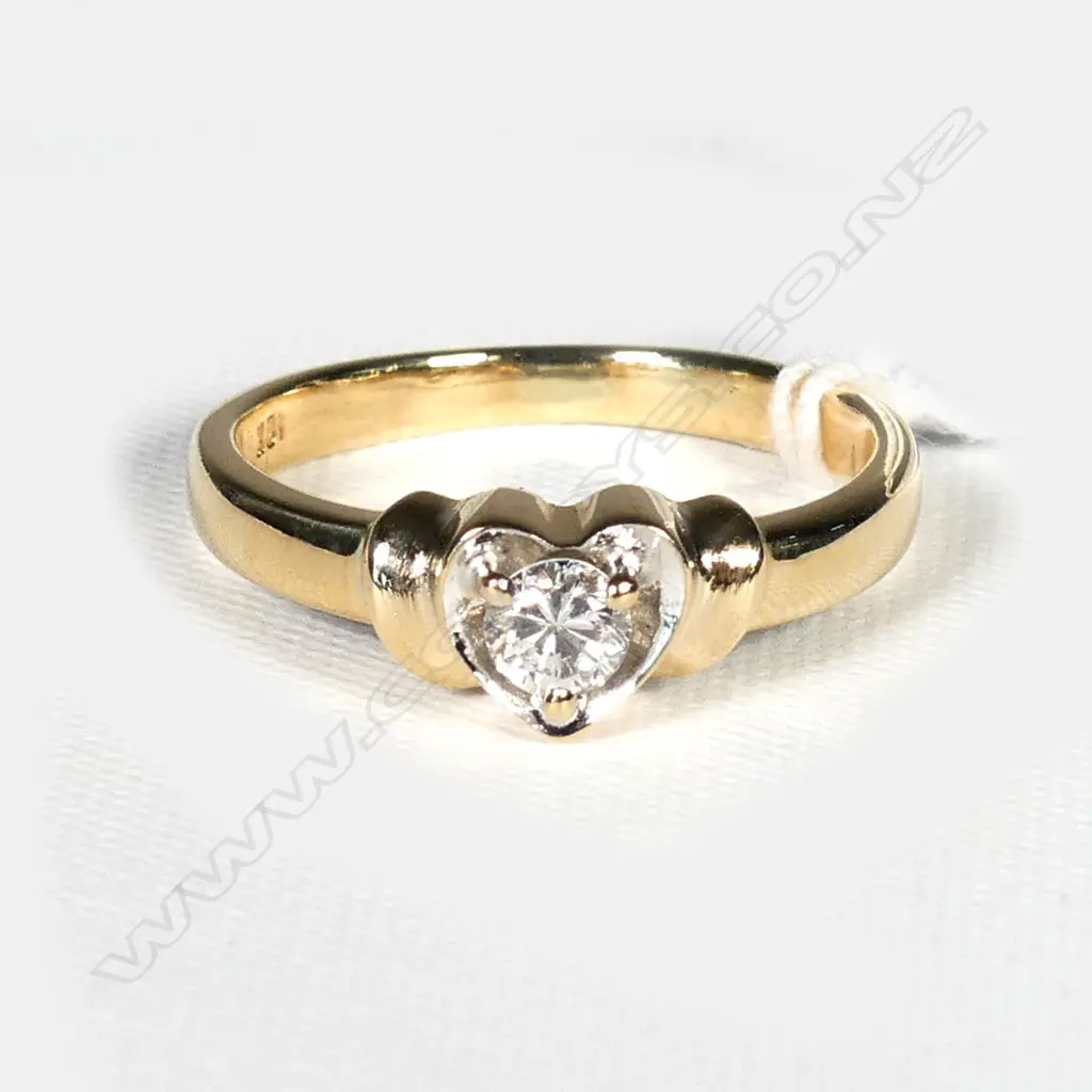 18CT GOLD AND DIAMOND RING (VAL) Image 1++