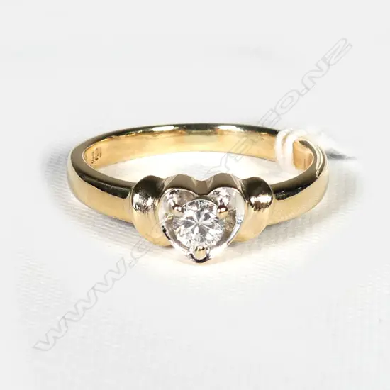 18CT GOLD AND DIAMOND RING (VAL)