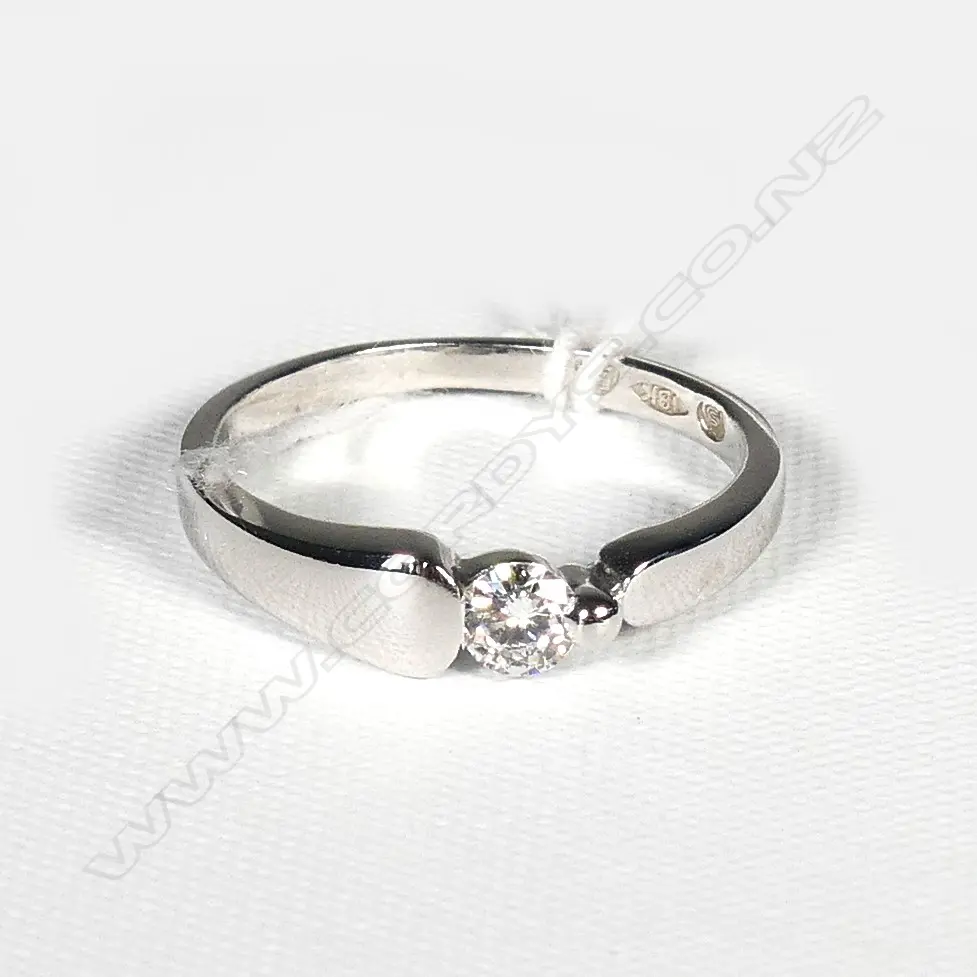 18CT WHITE GOLD AND DIAMOND RING (VAL) Image 1++
