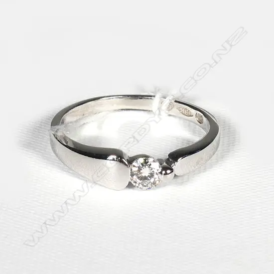 18CT WHITE GOLD AND DIAMOND RING (VAL)