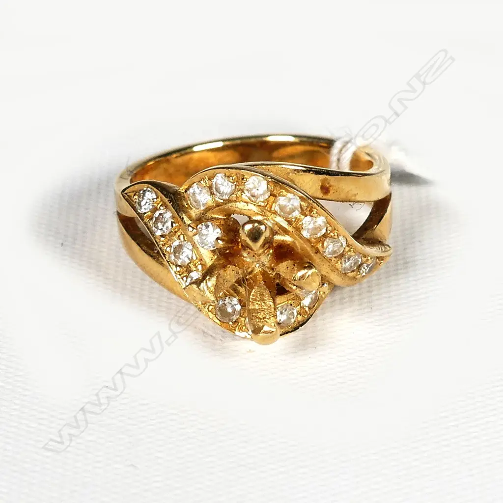 18K GOLD / DIAMOND RING CENTRE STONE MISSING Image 1++