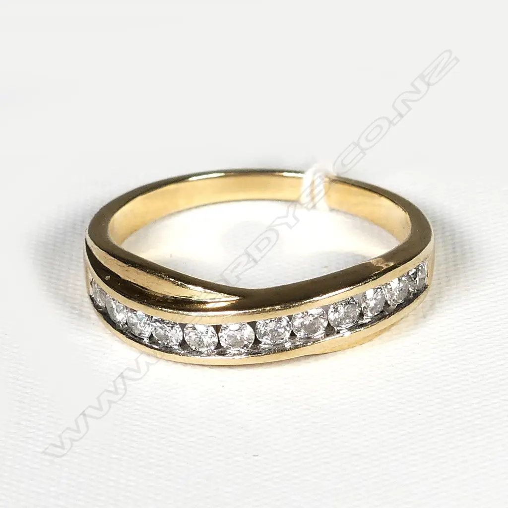 9CT GOLD AND DIAMOND CROSSOVER RING WITH VALUATION PAPERS Image 1++