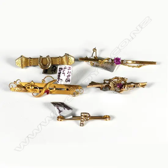 FIVE ANTIQUE BROOCHES 1 X 18CT/4 X 9CT