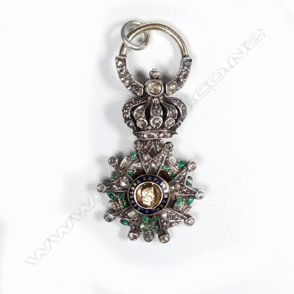 IMPORTANT 18 CT DIAMOND & ENAMEL MEDAL "HONNEUR ET PATRIE" Image 1++