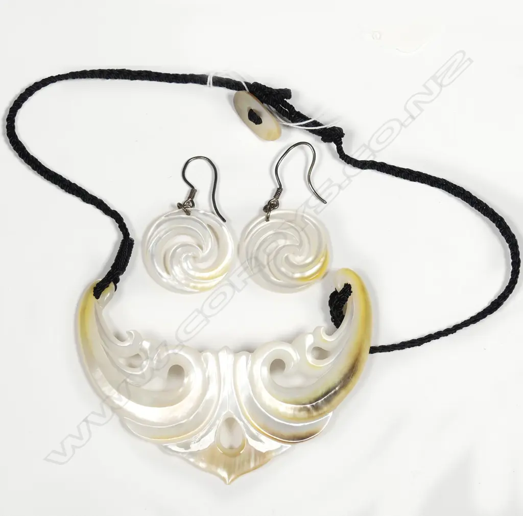 CARVED MOTHER OF PEARL PENDANT & EARRINGS Image 1++