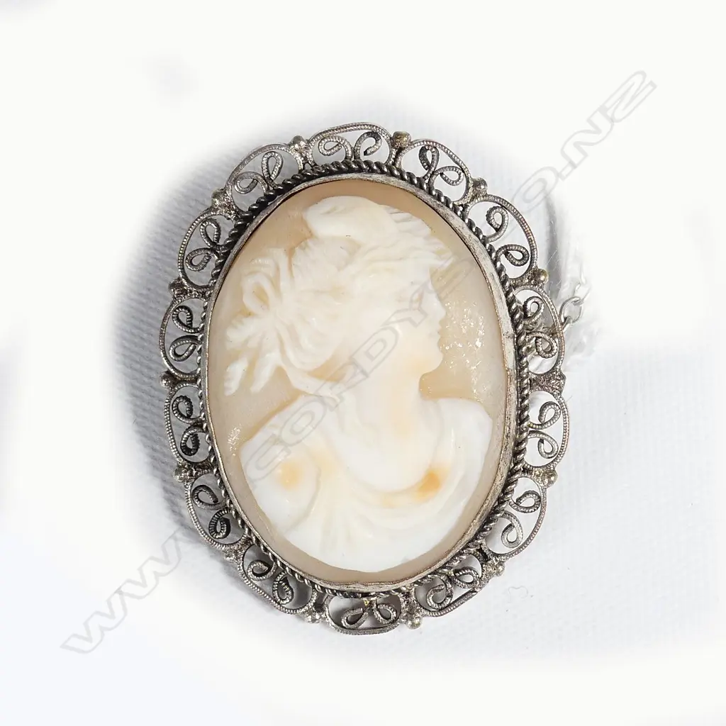 ANTIQUE METAL CAMEO BROOCH  Image 1++