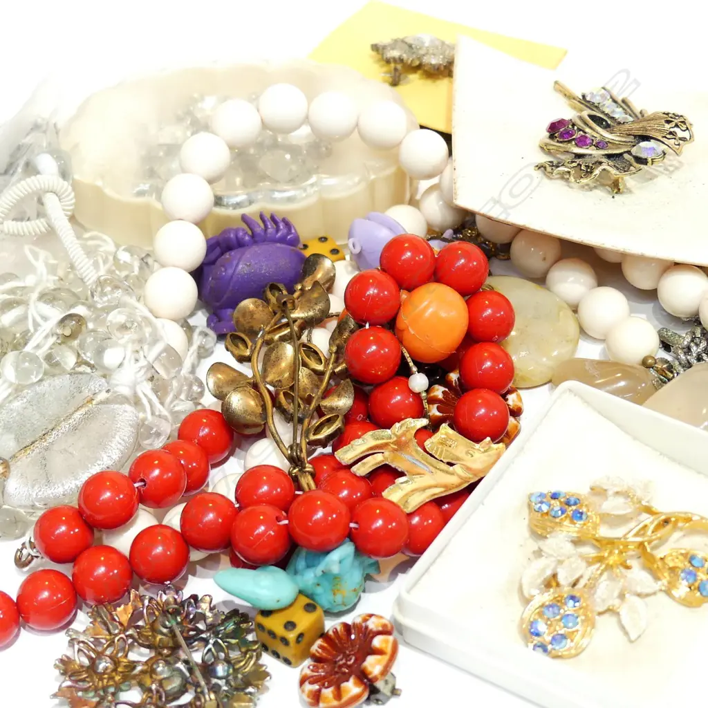 BOX OF ASSORTED COSTUME JEWELLERY Image 1++