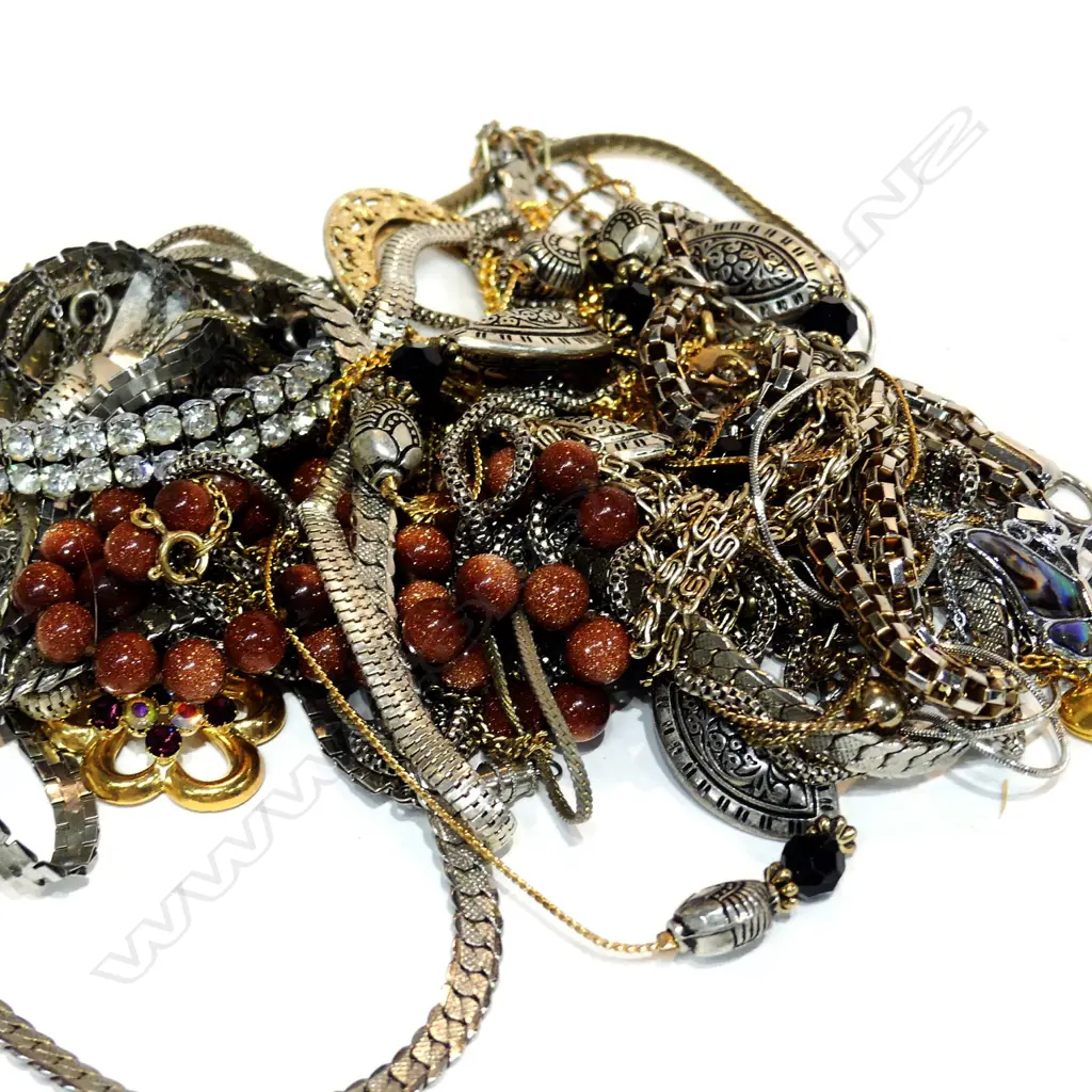 ASSORTED COSTUME JEWELLERY Image 1++