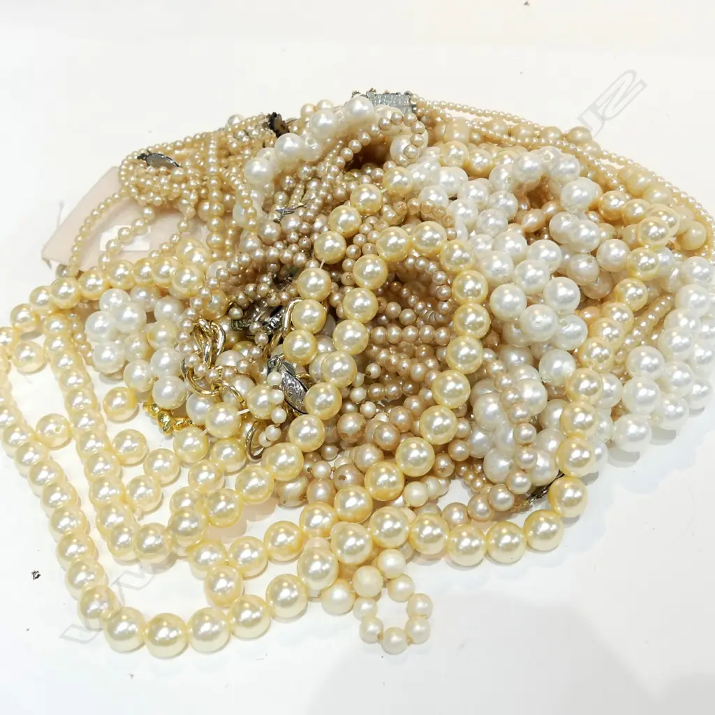  BOX OF PEARL NECKLACES/BROOCHES ETC Image 1++