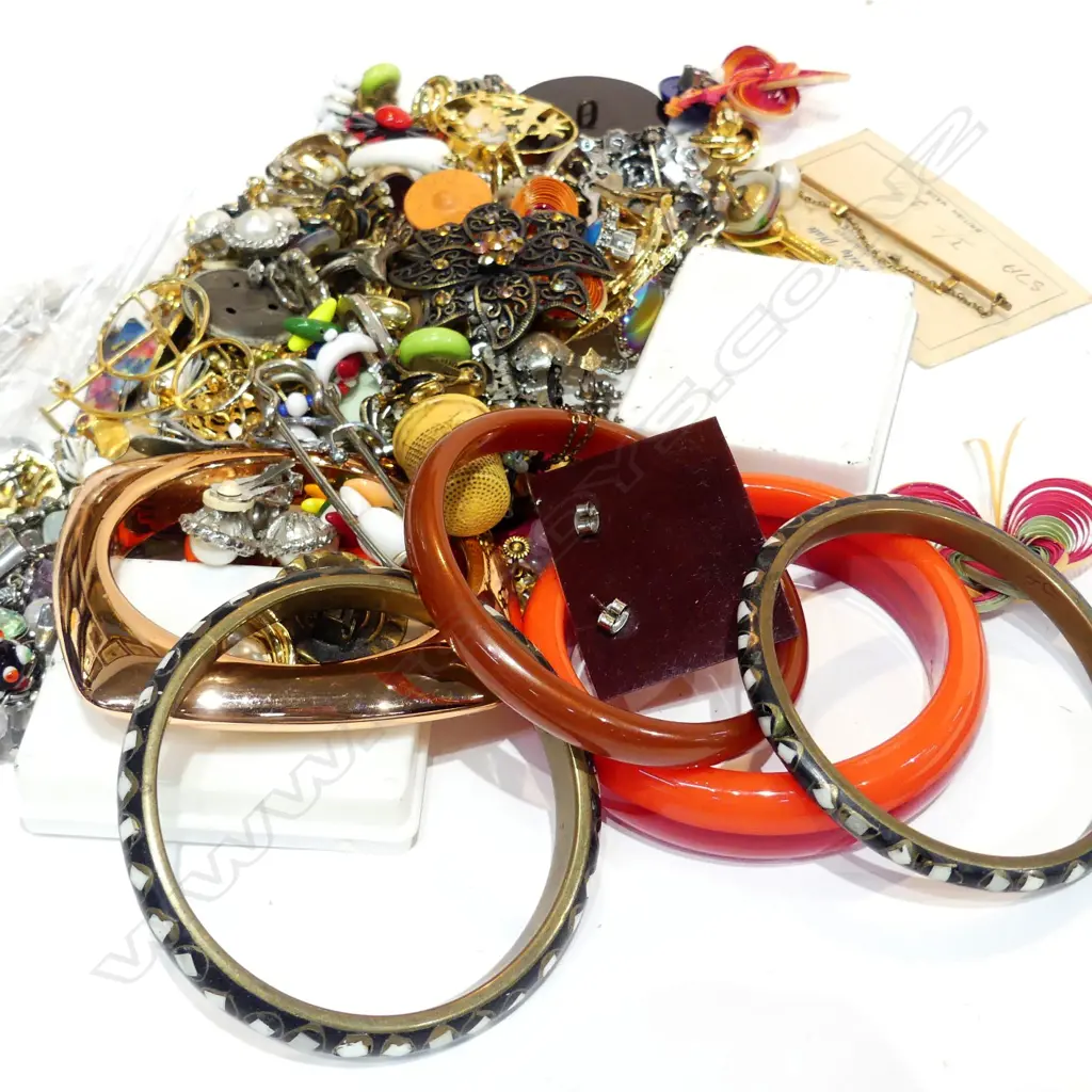 ASSORTED JEWELLERY, BANGLES/ EARRINGS ETC. Image 1++