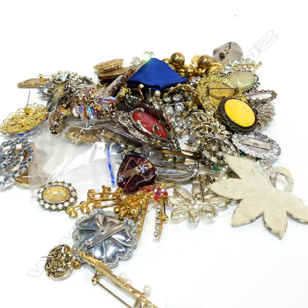 ASSORTED DIAMANTE NECKLACES ETC Image 1++