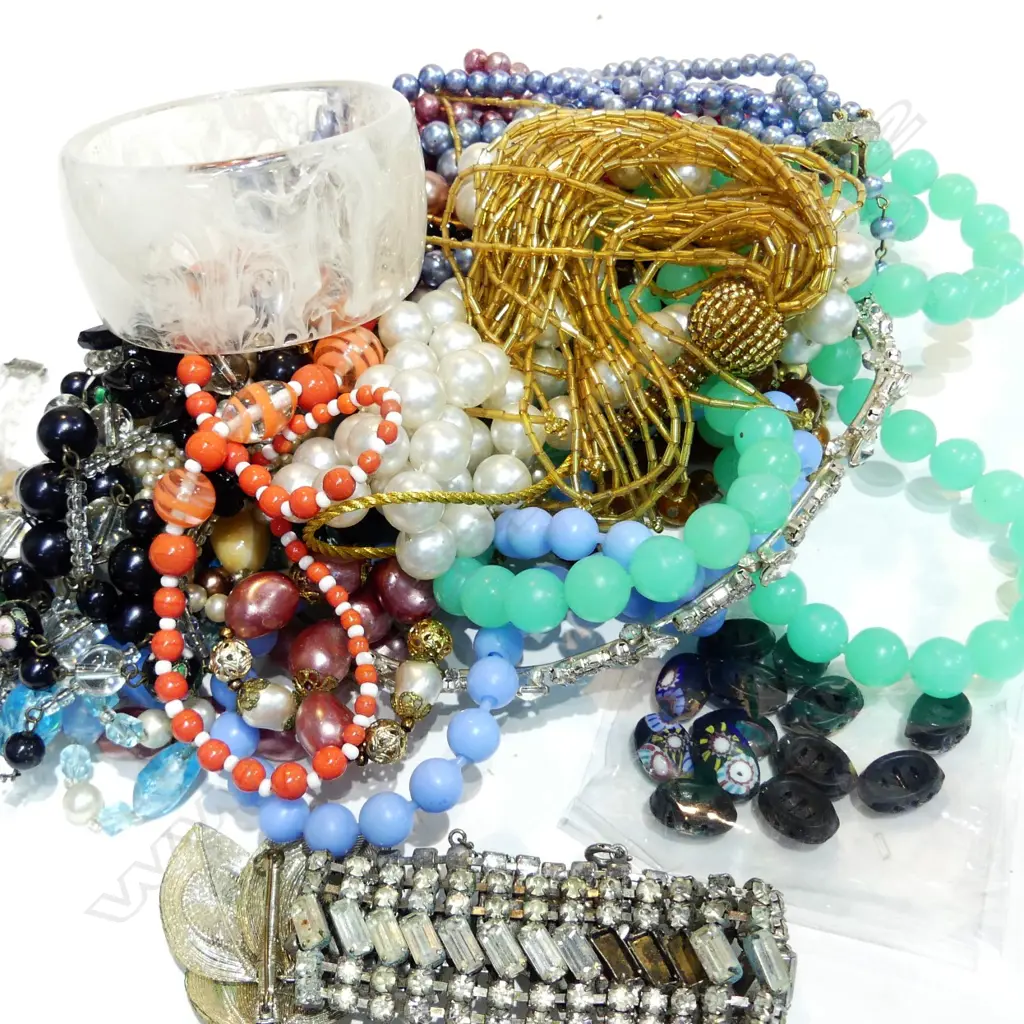 ASSORTED DIAMANTE NECKLACES/ BRACELETS Image 1++