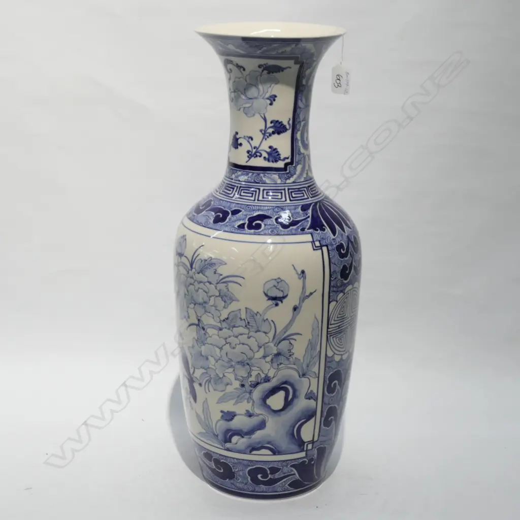 BLUE & WHITE CHINESE STYLE VASE 570 CM TALL Image 1++