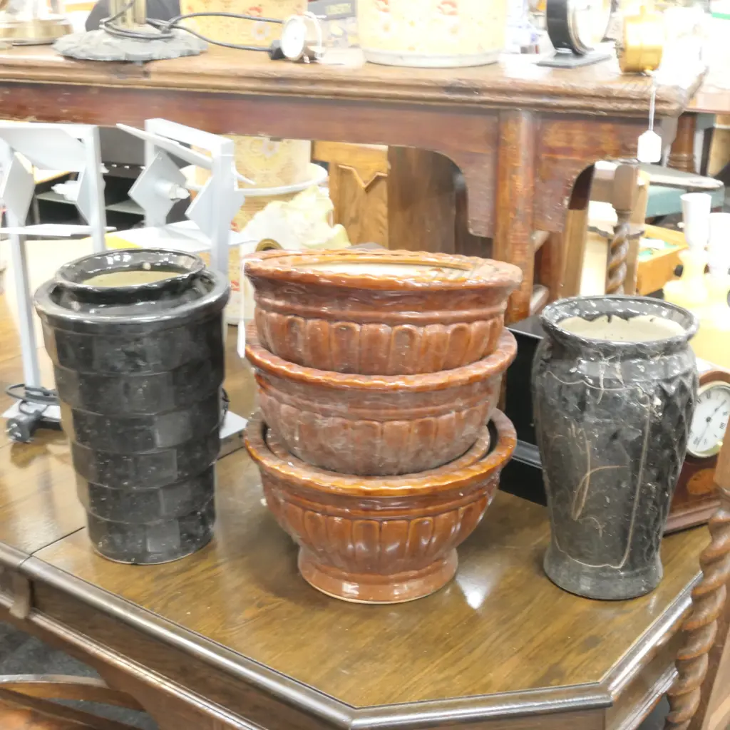 4 BROWN PLANT POTS + 3 BLACK PLANT POTS, LARGEST BEING H. 320MM Image 1++