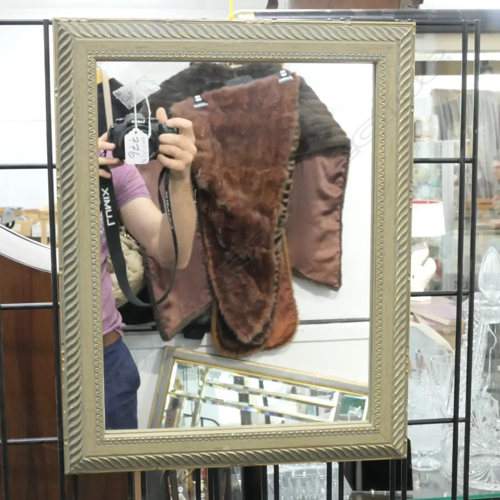 GILT FRAME MIRROR 480MM H 380MM W Image 1++