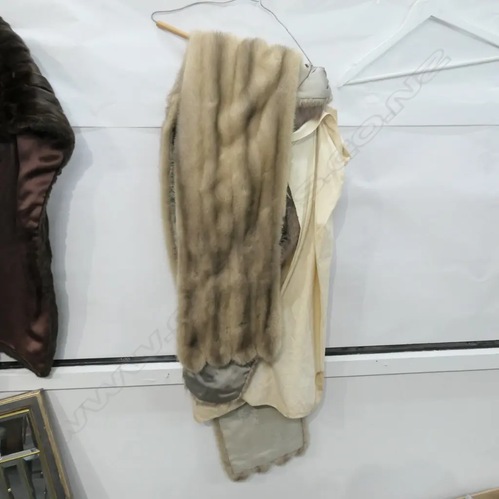 TWO FUR STOLES Image 1++