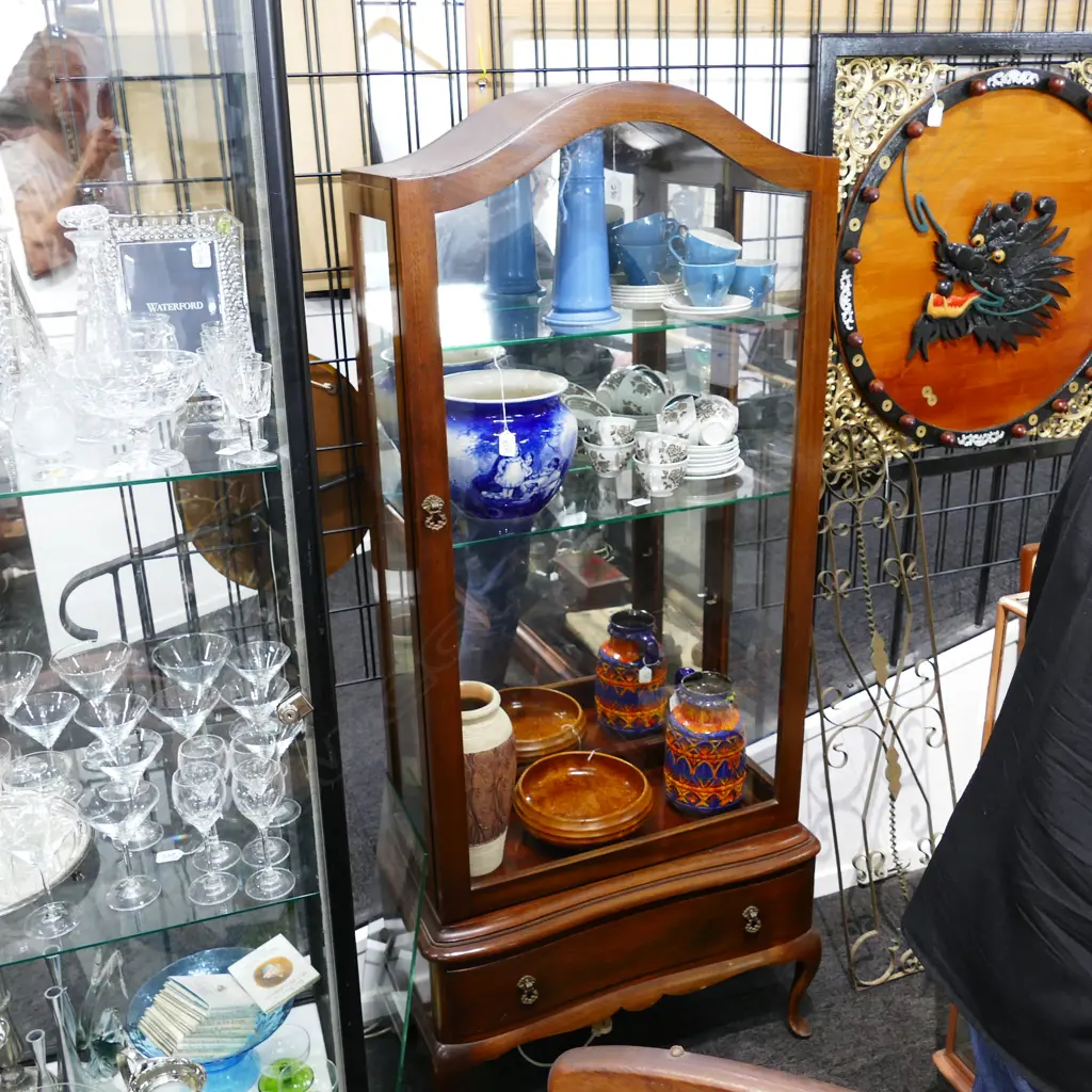 QUEEN ANNE STYLE DOME TOP CHINA CABINET Image 1++