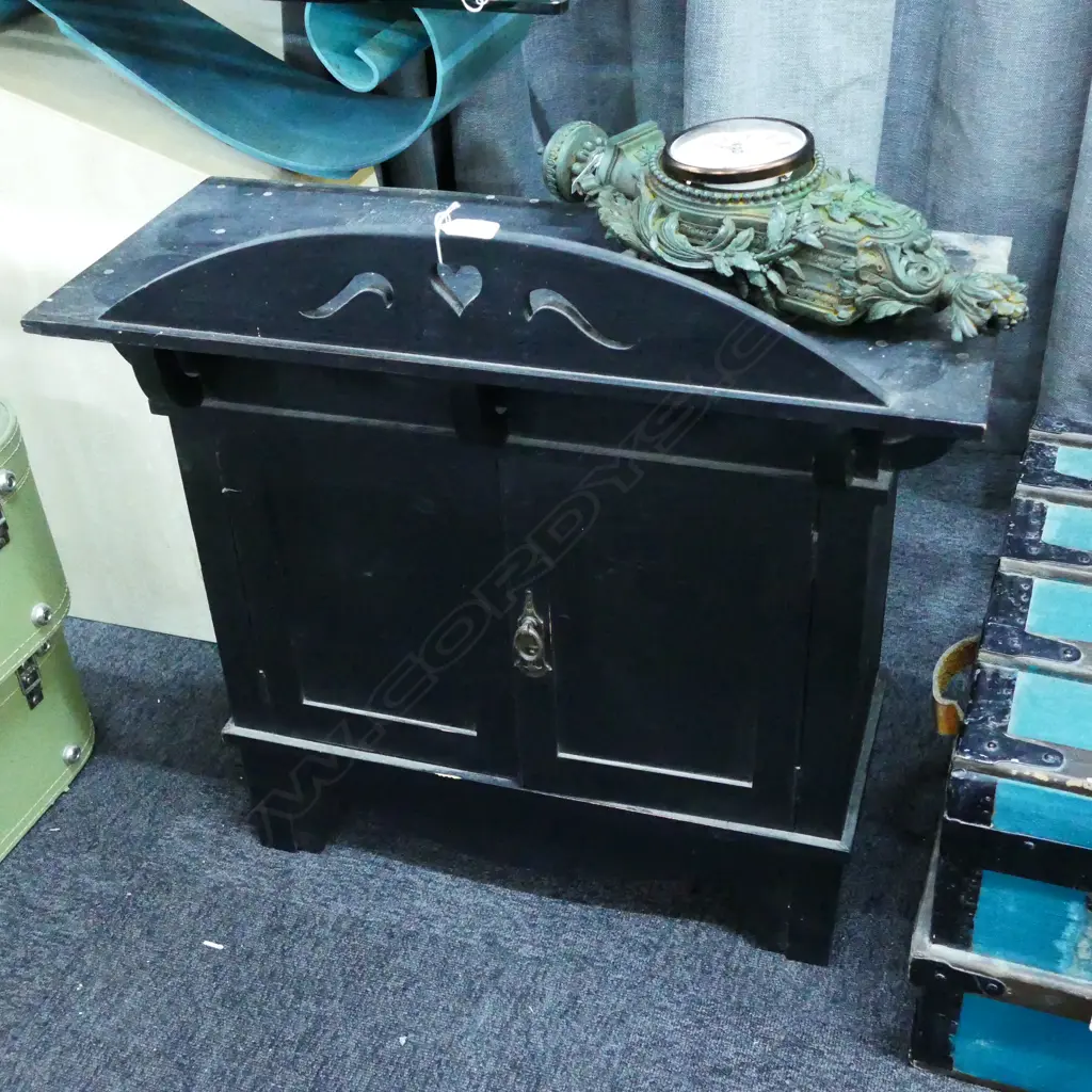 ARTS AND CRAFT CUPBOARD Image 1++