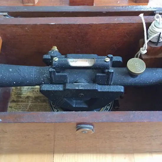 ANTIQUE BERGER SURVEYOR'S TRANSIT LEVEL MODEL 127 MADE IN BOSTON , USA. WITH ORIGINAL DOVETAILED INSTRUMENT 60X ABD WOOD
