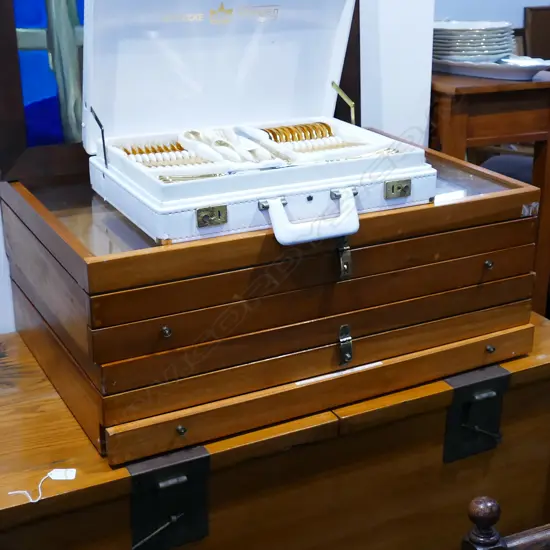 2 MID CENTURY DISPLAY CABINETS. L. 770MM