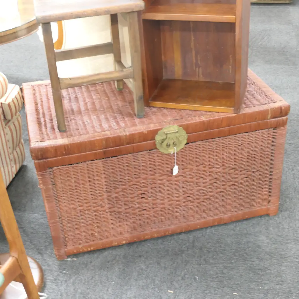 OLD CANE TRUNK HINGED LID Image 1++