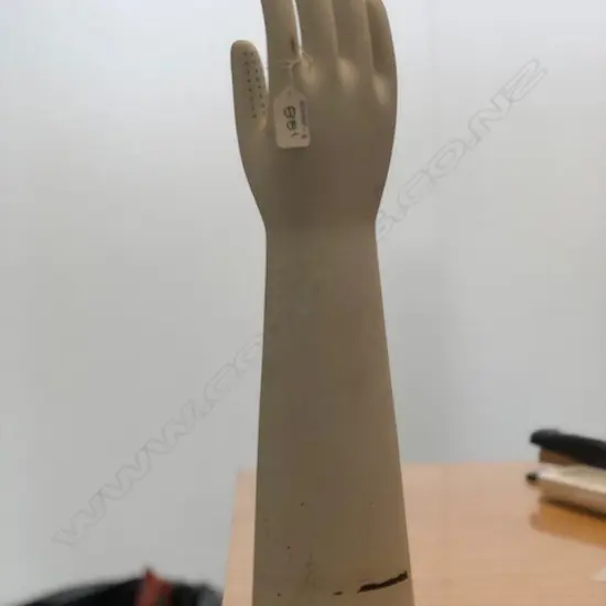 VINTAGE GERMAN PORCELAIN  MANNEQUIN JEWELRY DISPLAY HAND