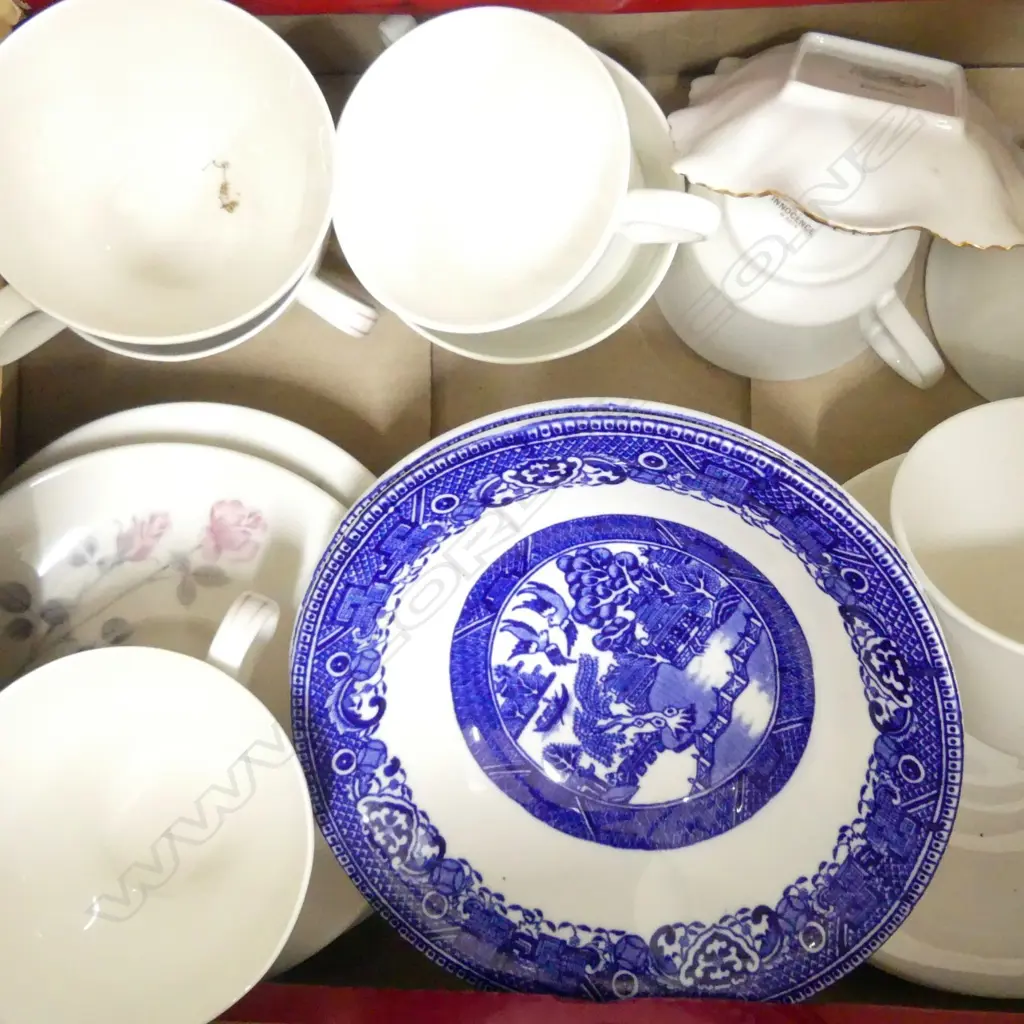 BOX LOT R. DOULTON 'PILLAR ROSE' AND 'INNOCENCE' TEA SET Image 1++
