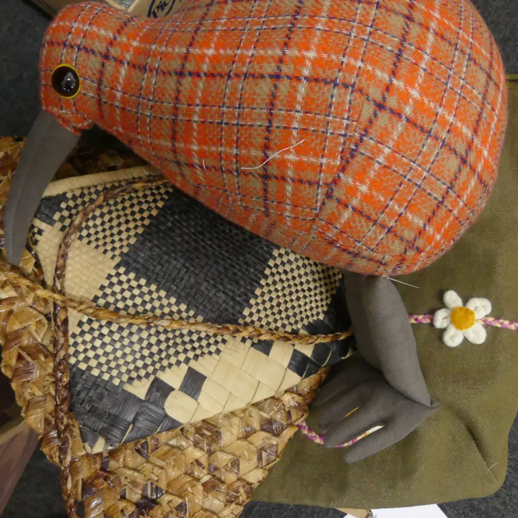 BANANA LEAF BAG, PANDANUS CLUTCH, SHOULDER BAG AND WOOLLEN KIWI Image 1++