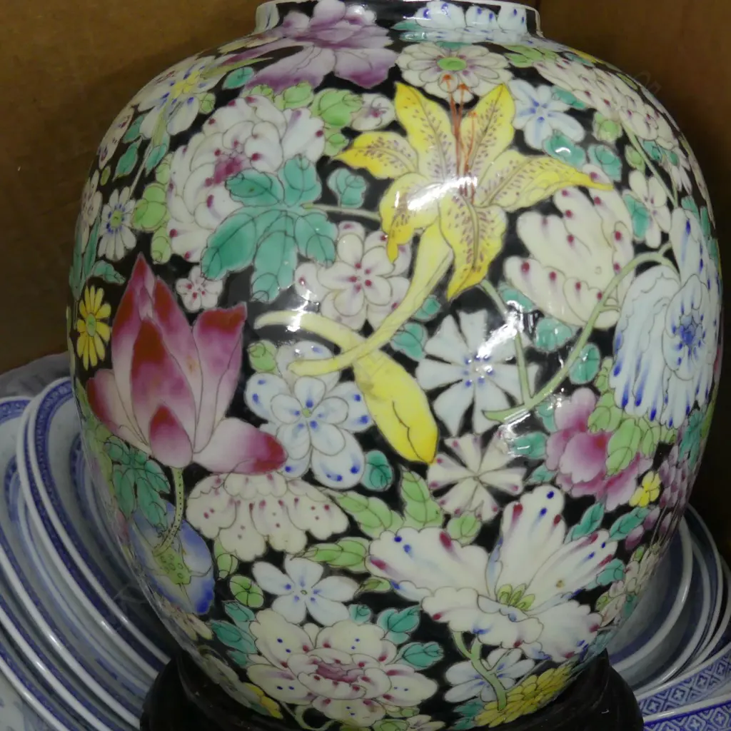 24X ASST. BLUE AND WHITE CHINESE DINNER PLATES + VASE ON STAND Image 1++