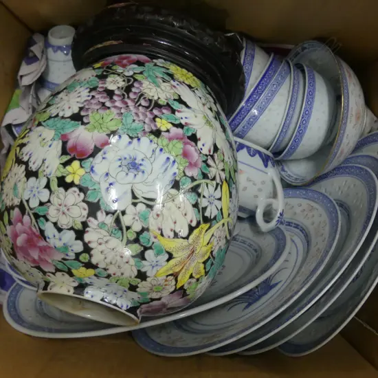 24X ASST. BLUE AND WHITE CHINESE DINNER PLATES + VASE ON STAND