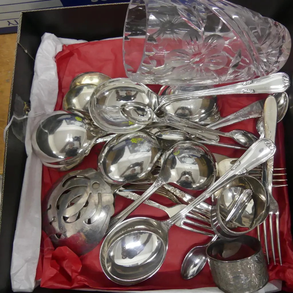 LOT ASST CUTLERY /CRYSTAL VASE ETC Image 1++