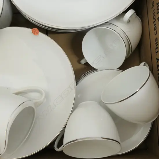 HUTSCHENREUTHER DINNER SERVICE + PART TEA SET
