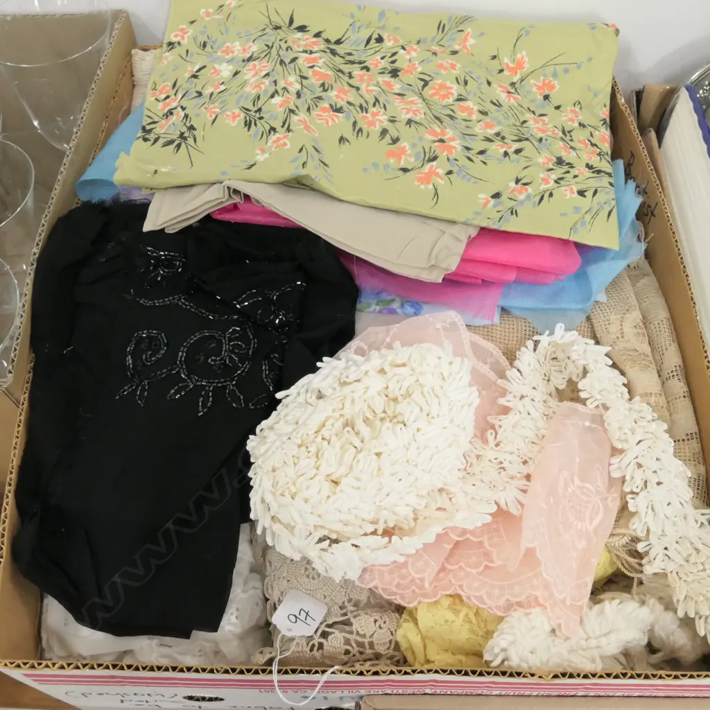 LOT ASST VINTAGE FABRIC AND LACEWORK Image 1++