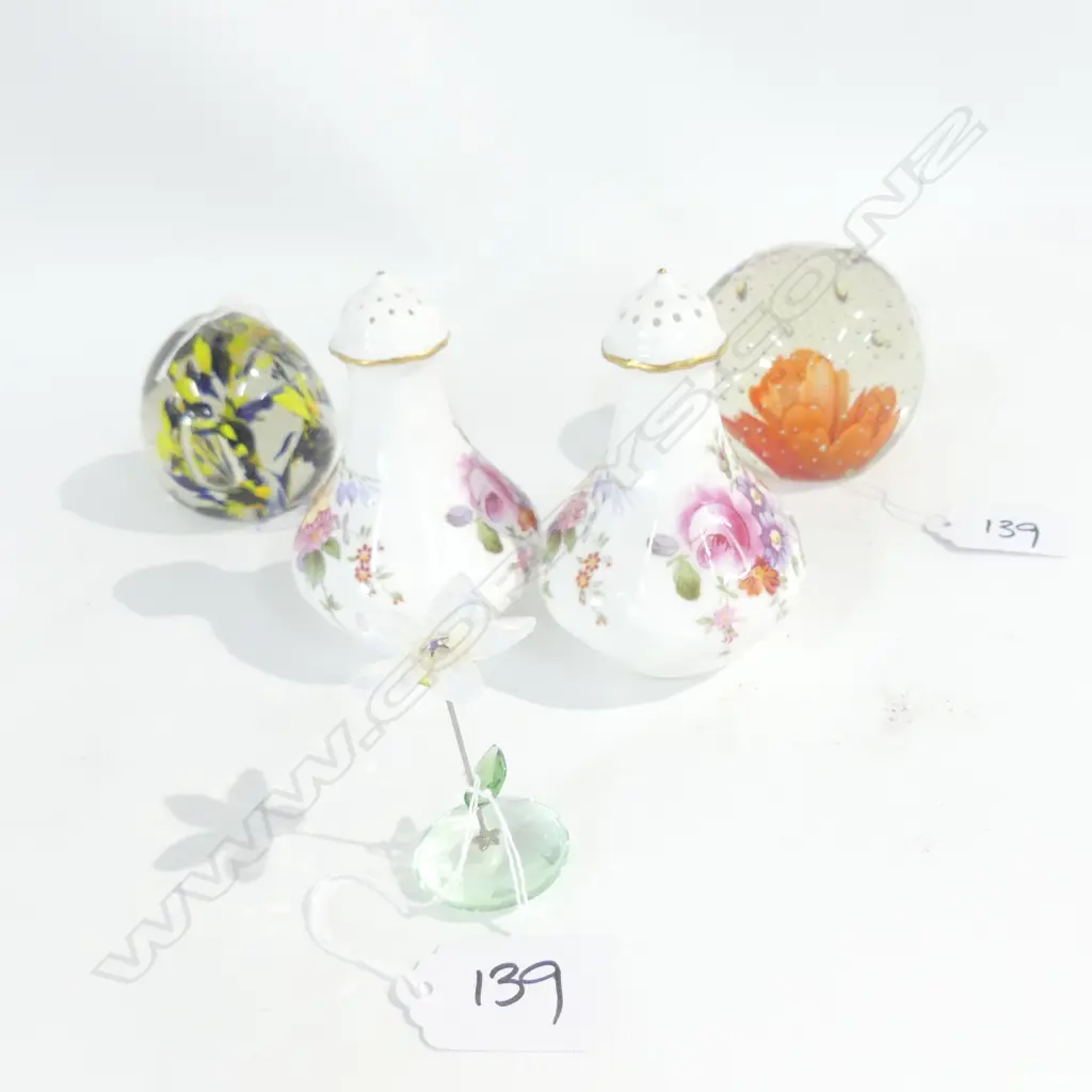 2 GLASS PAPER WEIGHTS/R/C/DERBY CONDIMENTS +SWAROVSKI FLOWER Image 1++