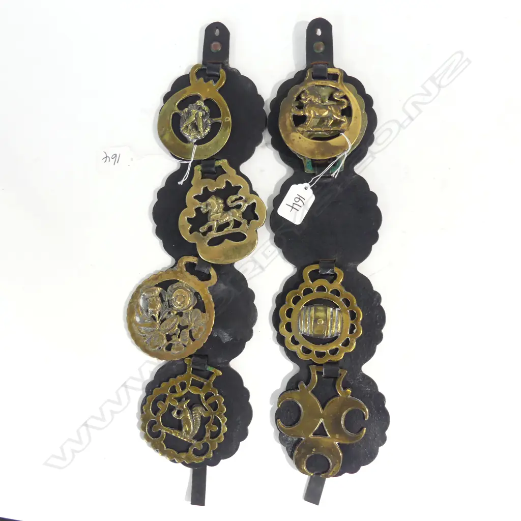 2 LEATHER STRAPS OF 4 HORSE BRASSES  Image 1++