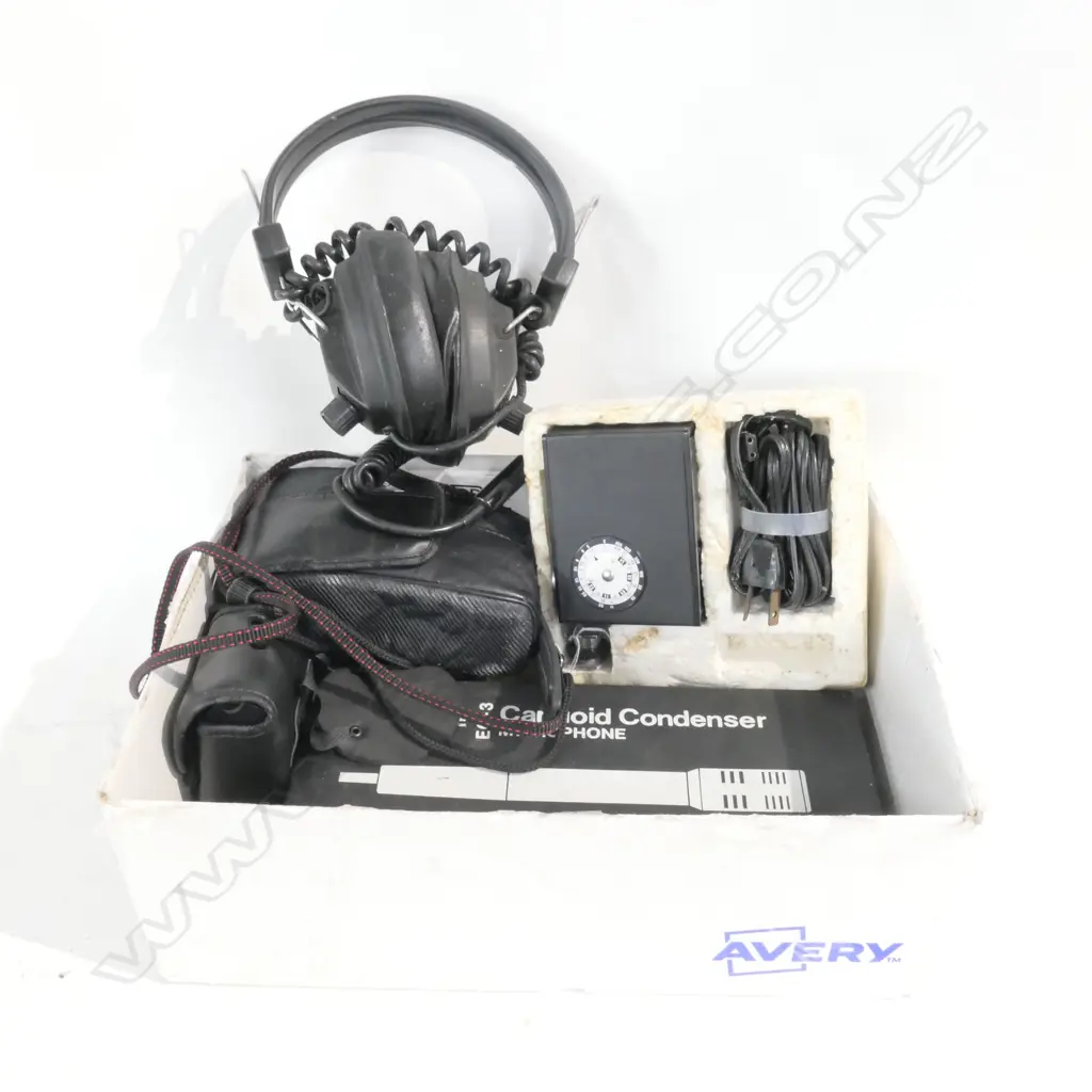 2 PENTAX CAMERAS; 1 NIKON CAMERA & YASHICA FLASH & SEVERAL OTHER PIECES Image 1++