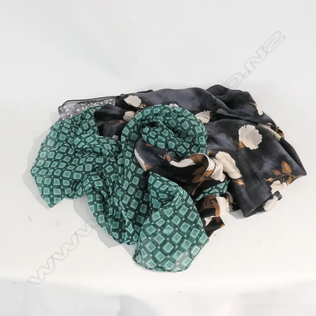 3 SILK SCARVES 1 LABELLED OSCAR DE LA RENTA Image 1++