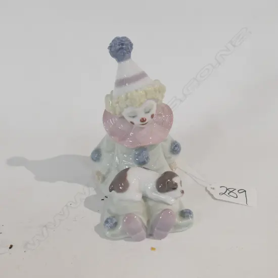 LLADRO FIGURE OF A SEATED CLOWN H 130 MM