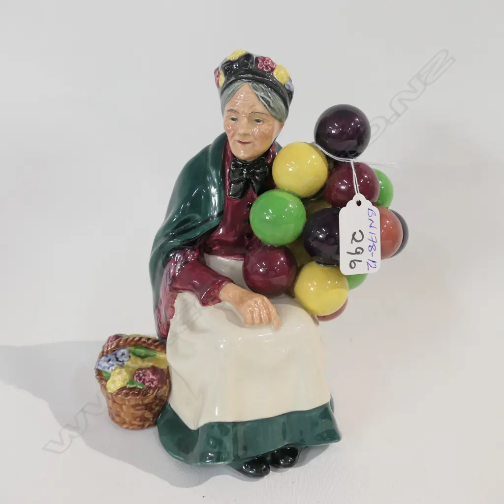 ROYAL DOULTON 'THE BALLOON SELLER' HN1315 Image 1++