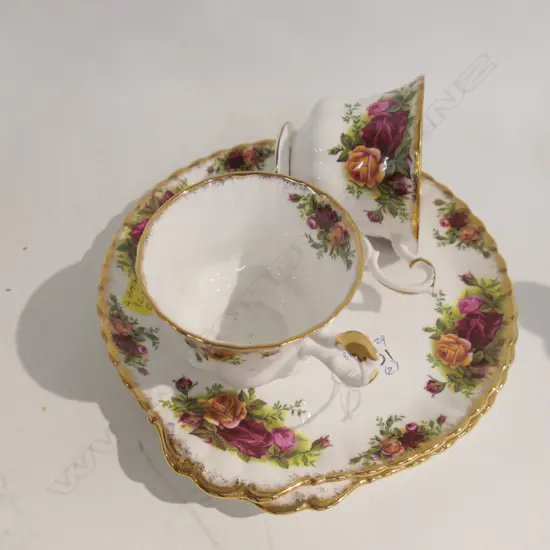 ROYAL ALBERT OLD COUNTRY ROSES 2 X HOSTESS TRAYS & CUPS