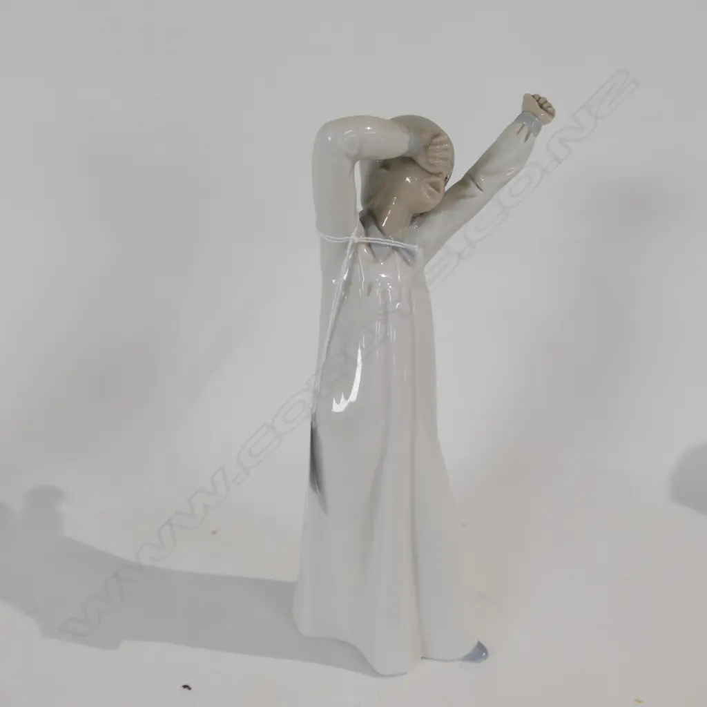 NAO FIGURE YAWNING CHILD 210MM H Image 1++