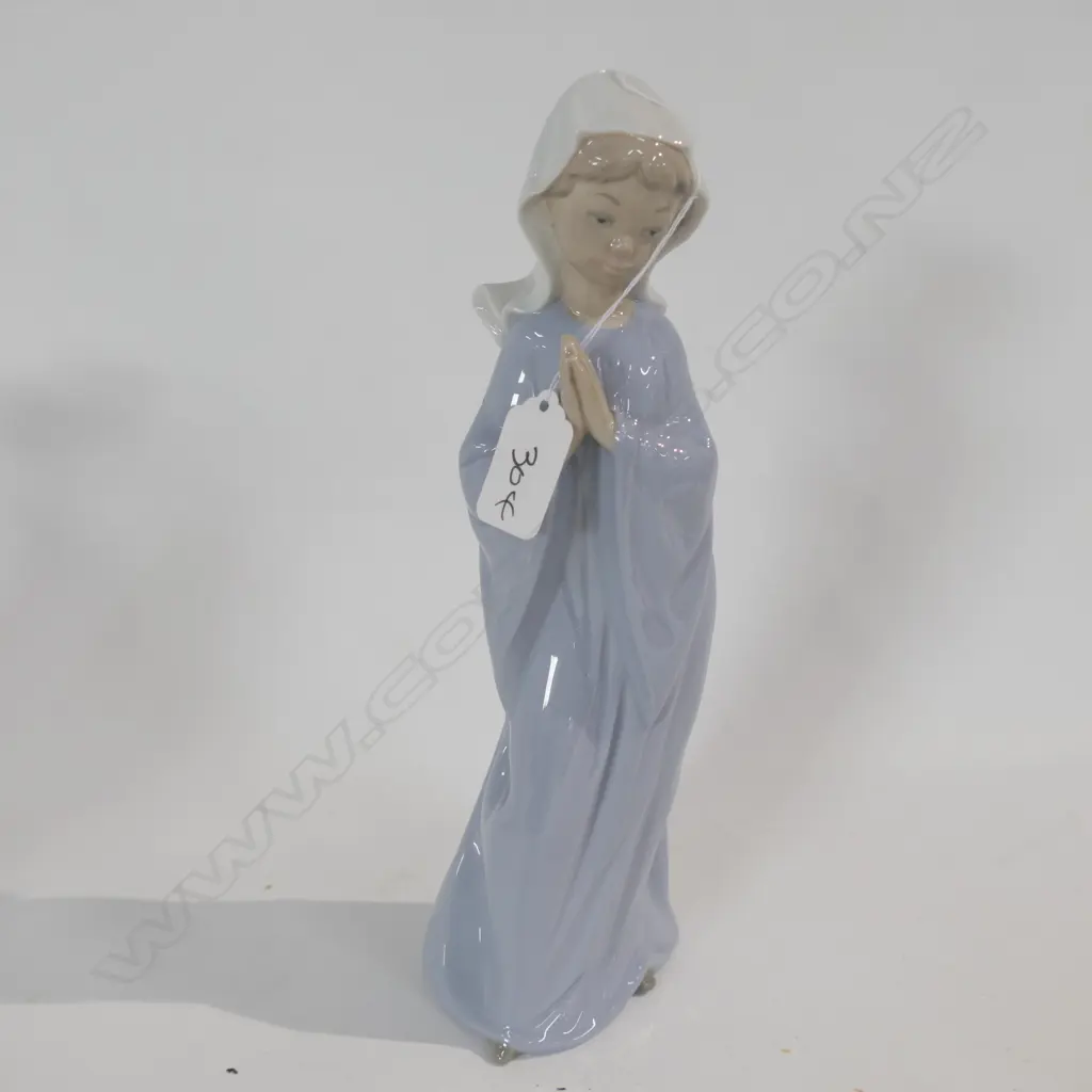 NAO FIGURE OF A YOUNG GIRL IN PRAYER H 270 MM Image 1++