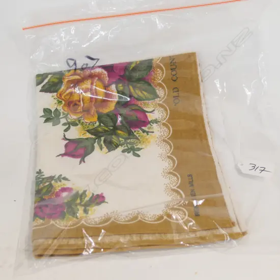 ROYAL ALBERT OLD COUNTRY ROSES LINEN TABLE RUNNER-MADE IN IRELAND